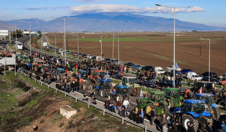 Fermerët grekë pranojnë takim me Mitsotakis, por vijojnë protestat: Bllokohet aksi Kakavijë-Janinë